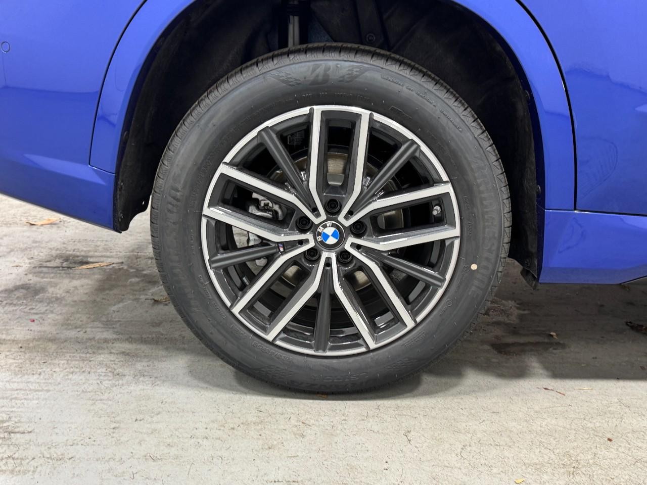 BMW X1 Vehicle Full-screen Gallery Image 5