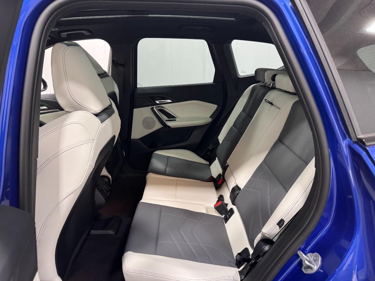 BMW X1 Vehicle Full-screen Gallery Image 8