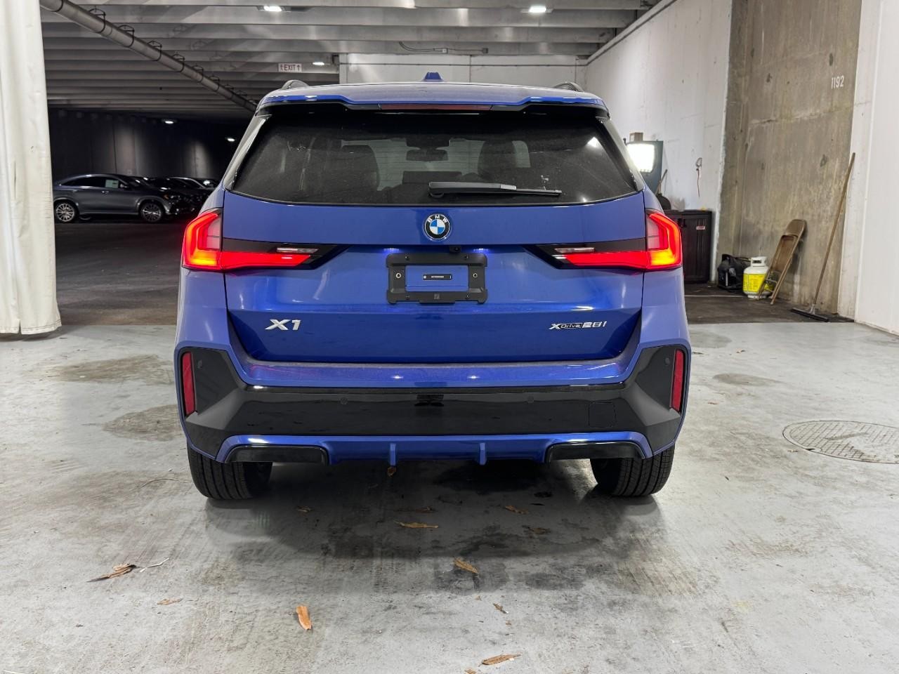 BMW X1 Vehicle Full-screen Gallery Image 9