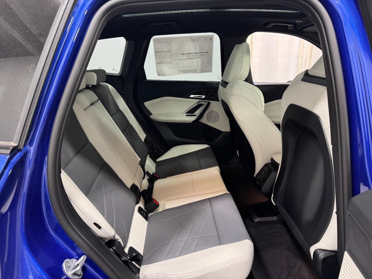 BMW X1 Vehicle Full-screen Gallery Image 10