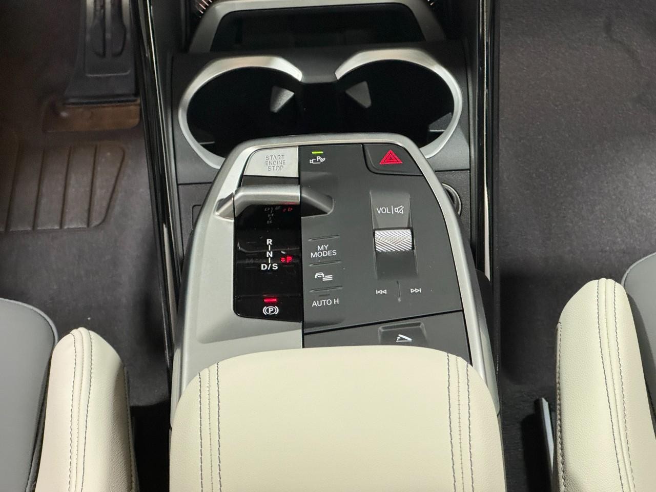 BMW X1 Vehicle Full-screen Gallery Image 15