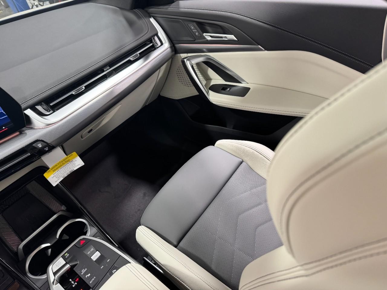 BMW X1 Vehicle Full-screen Gallery Image 16