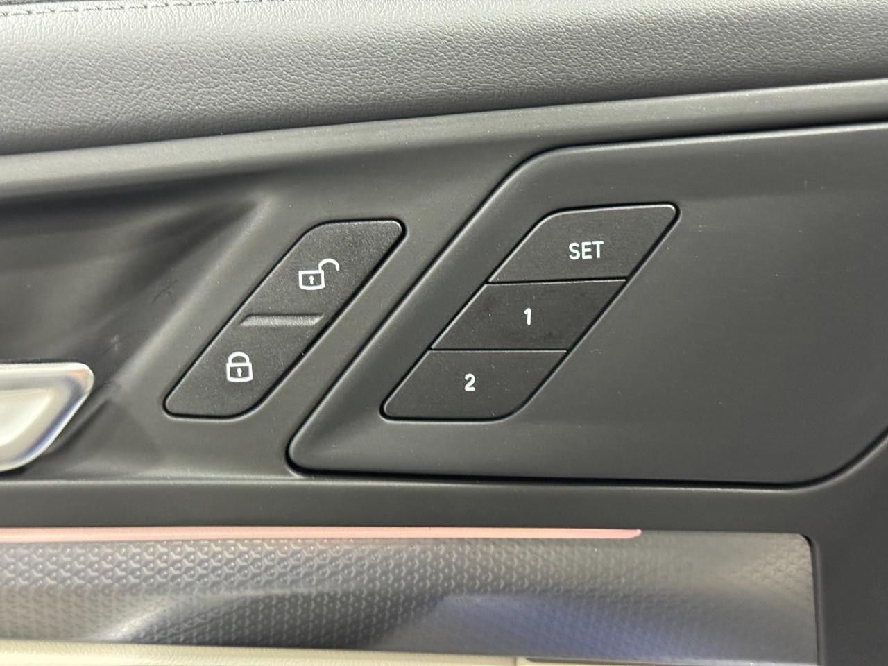 BMW X1 Vehicle Full-screen Gallery Image 22