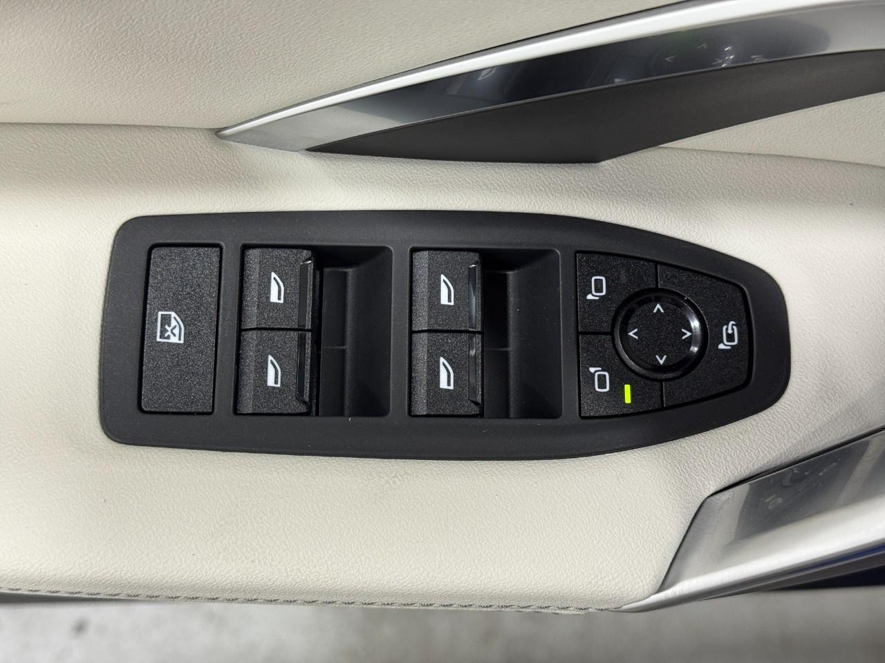 BMW X1 Vehicle Full-screen Gallery Image 23