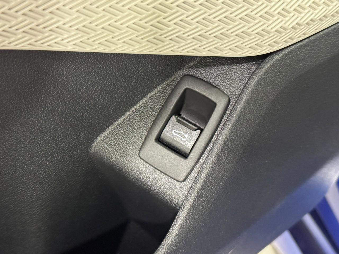 BMW X1 Vehicle Full-screen Gallery Image 24