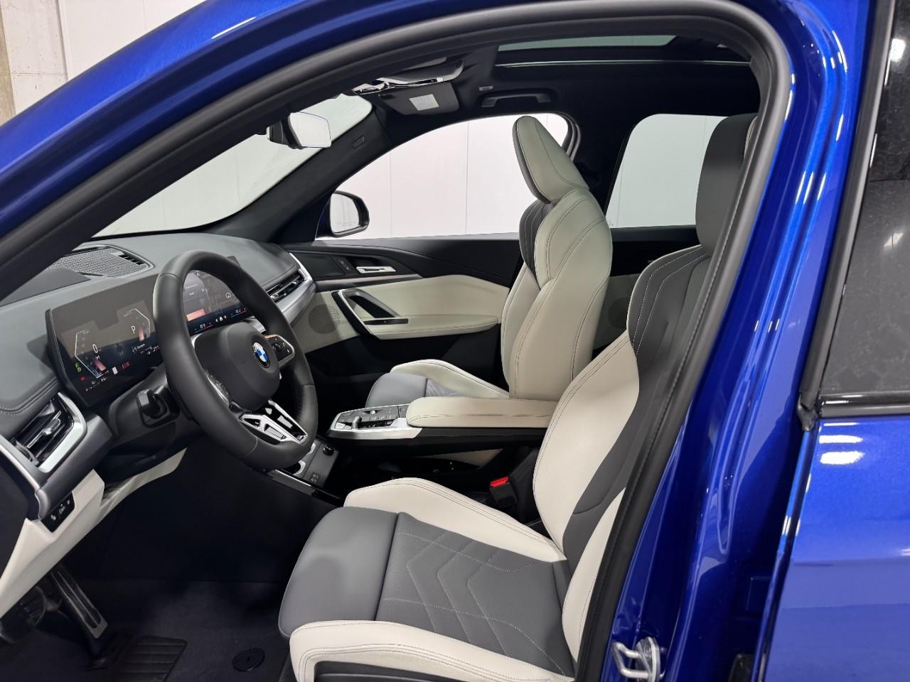 BMW X1 Vehicle Full-screen Gallery Image 25