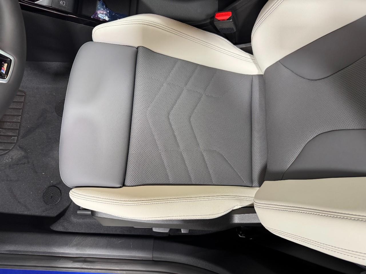 BMW X1 Vehicle Full-screen Gallery Image 26