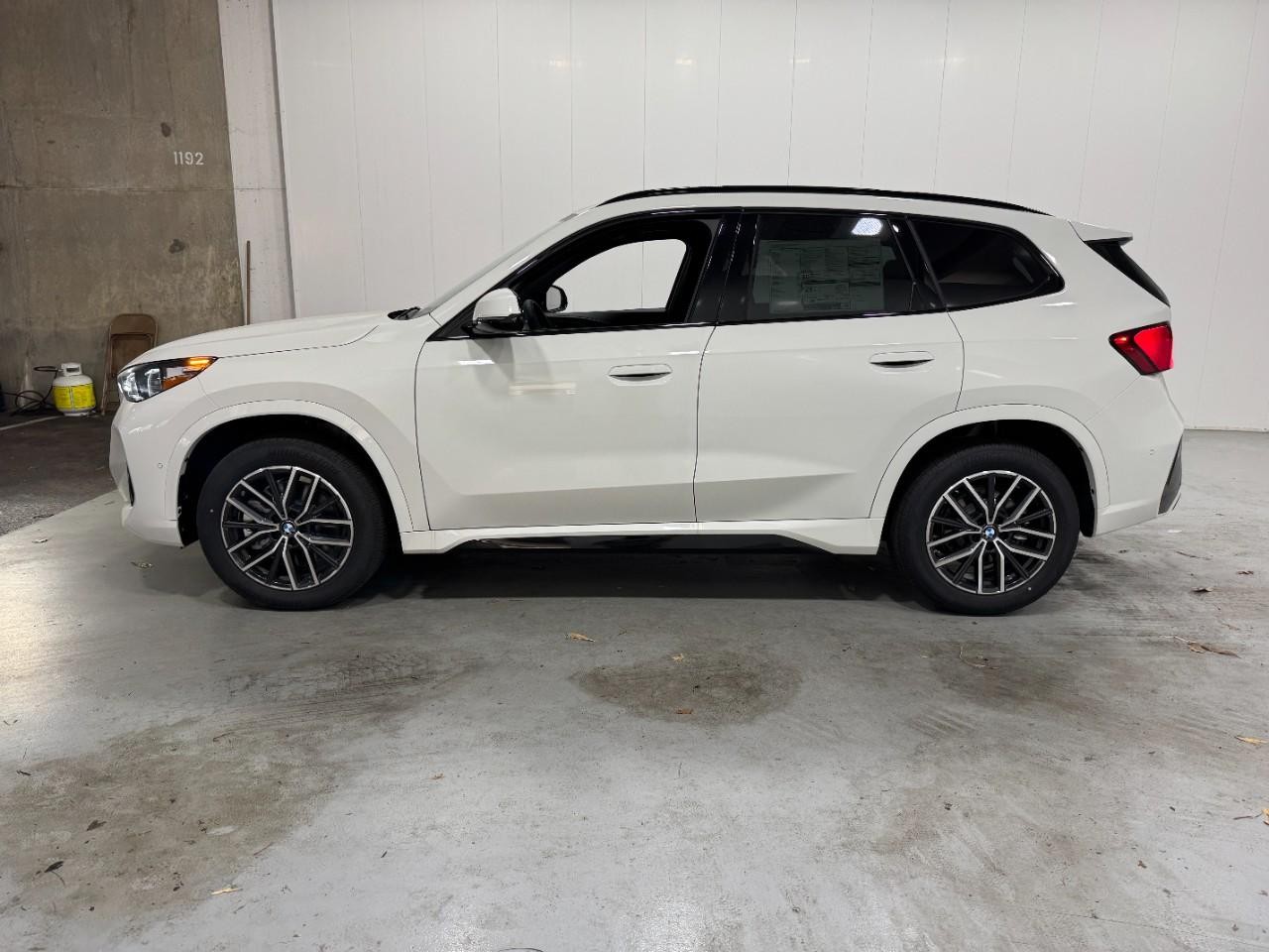 BMW X1 Vehicle Full-screen Gallery Image 2