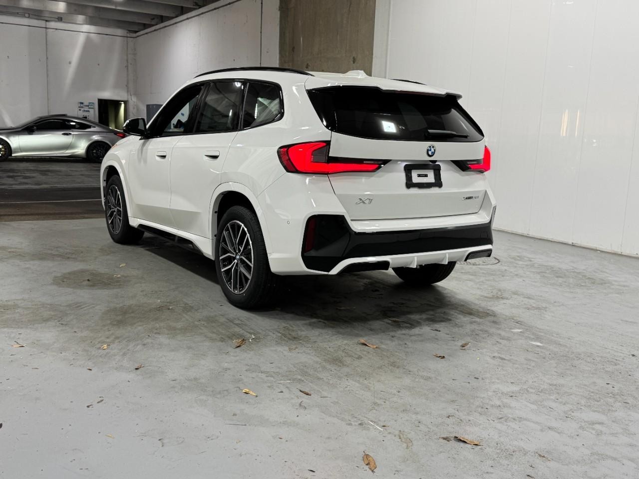 BMW X1 Vehicle Full-screen Gallery Image 3