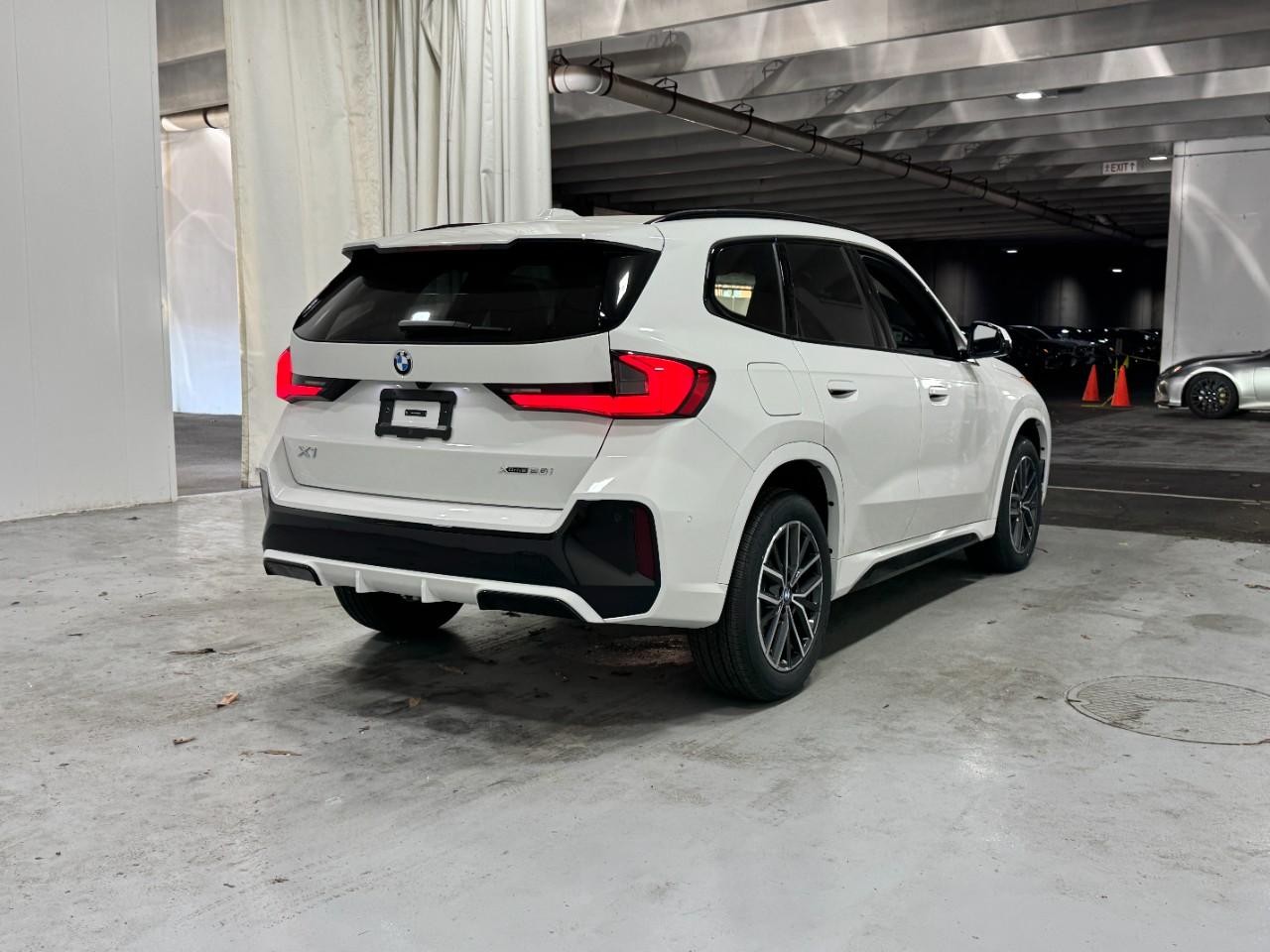 BMW X1 Vehicle Full-screen Gallery Image 4