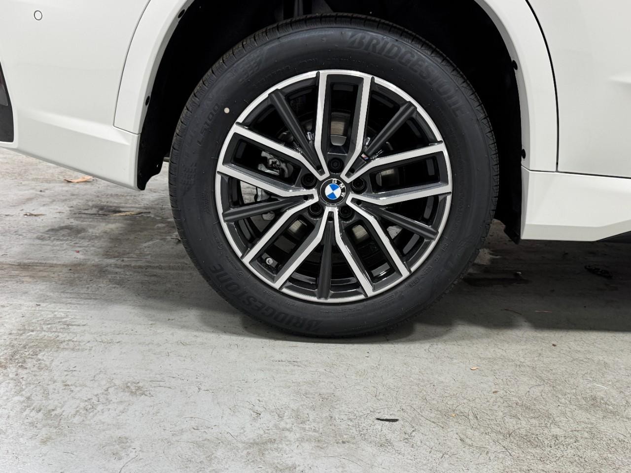 BMW X1 Vehicle Full-screen Gallery Image 5