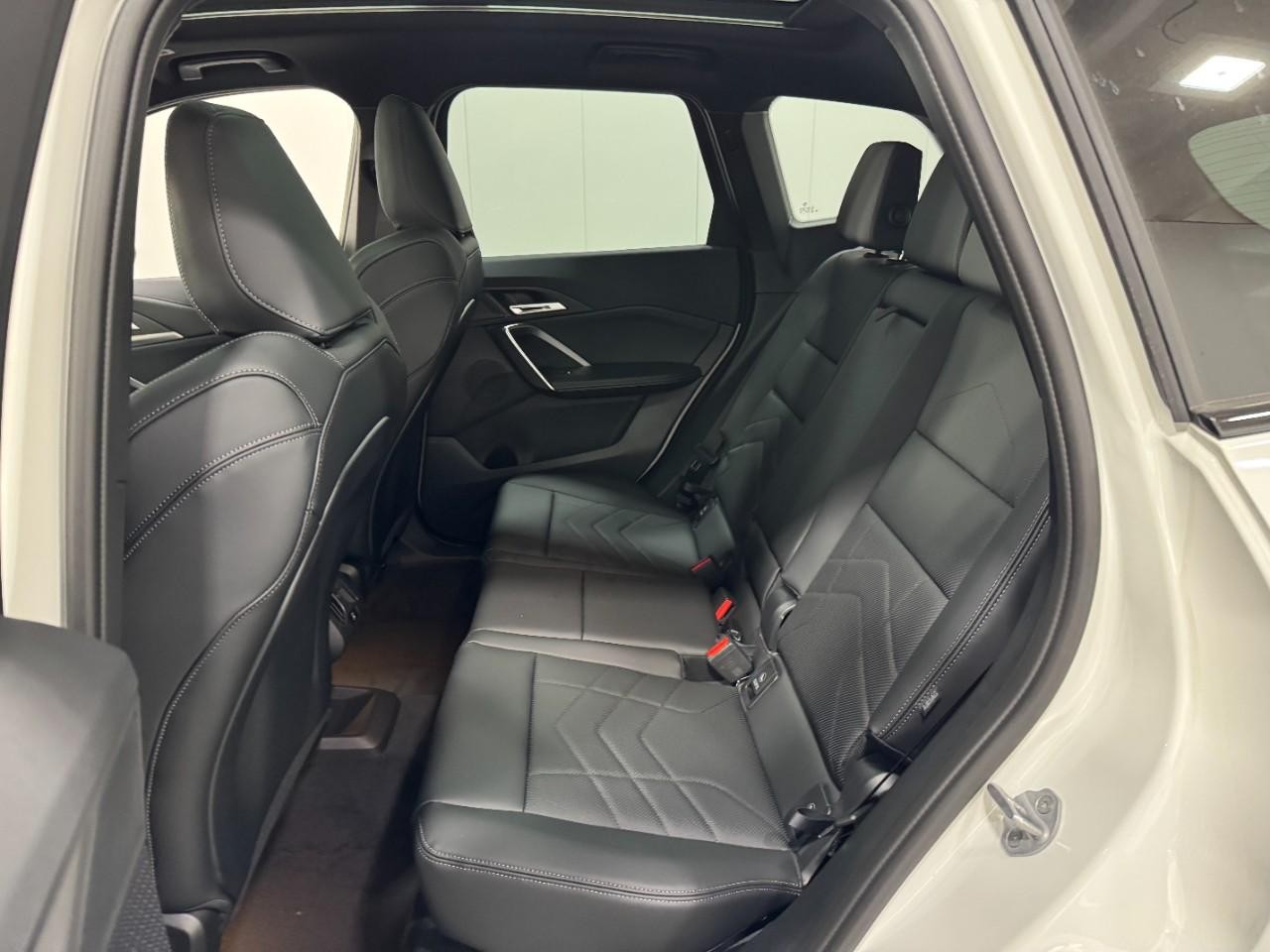 BMW X1 Vehicle Full-screen Gallery Image 8