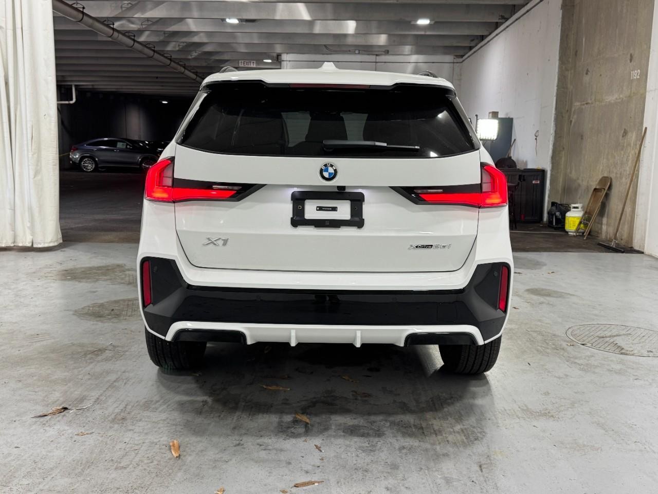 BMW X1 Vehicle Full-screen Gallery Image 9