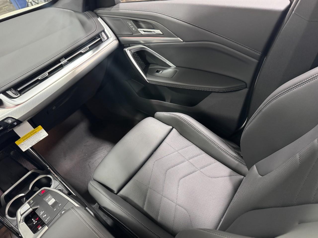 BMW X1 Vehicle Full-screen Gallery Image 16