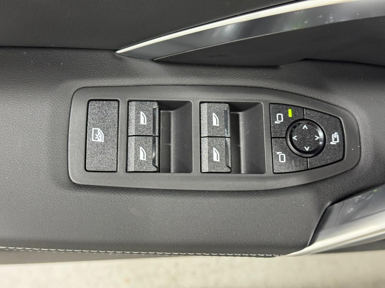 BMW X1 Vehicle Full-screen Gallery Image 23