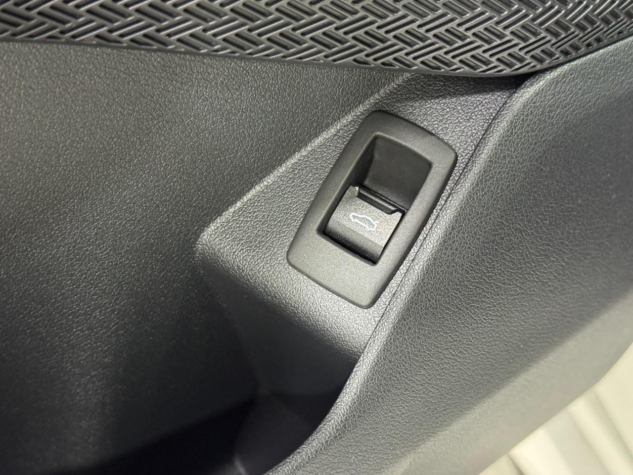 BMW X1 Vehicle Full-screen Gallery Image 24