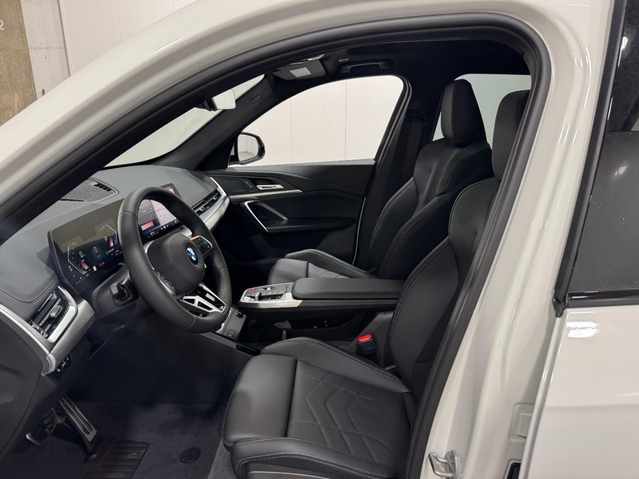 BMW X1 Vehicle Full-screen Gallery Image 25