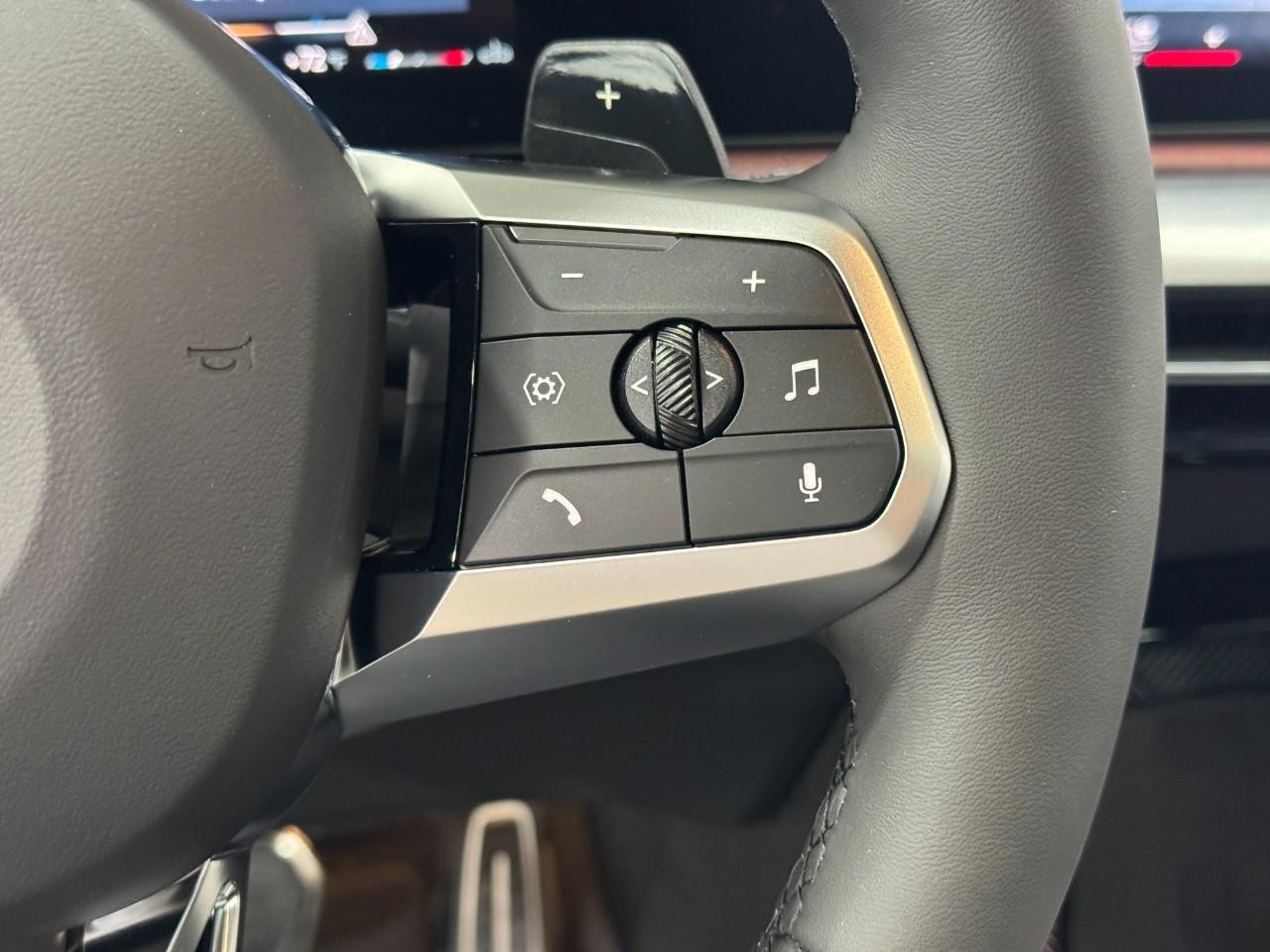 BMW X1 Vehicle Full-screen Gallery Image 30