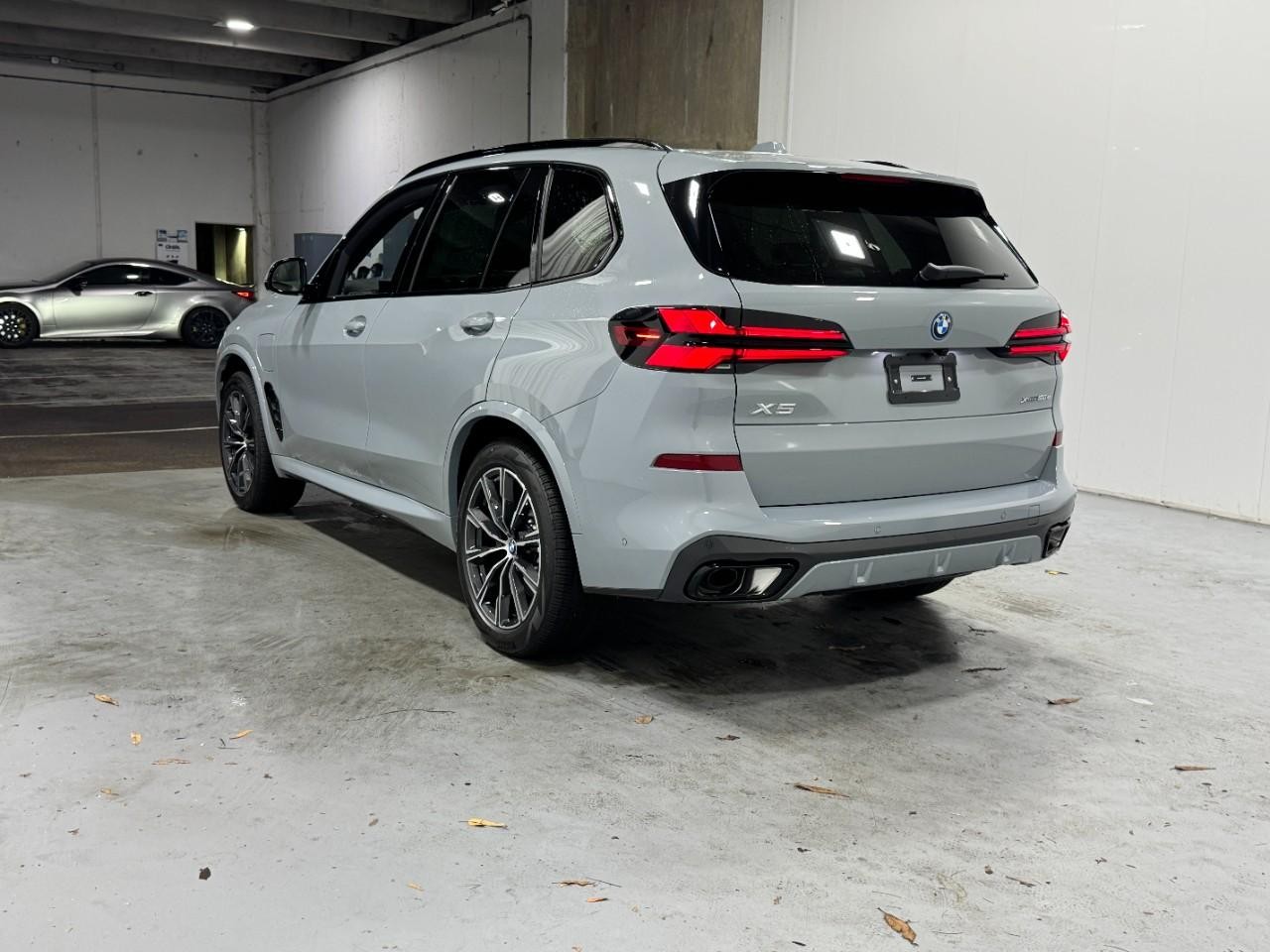 BMW X5 Vehicle Full-screen Gallery Image 3