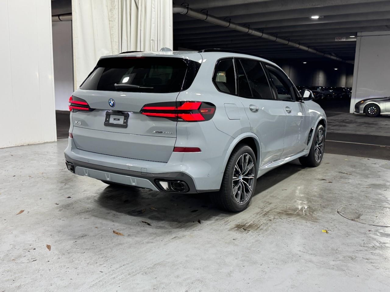 BMW X5 Vehicle Full-screen Gallery Image 4