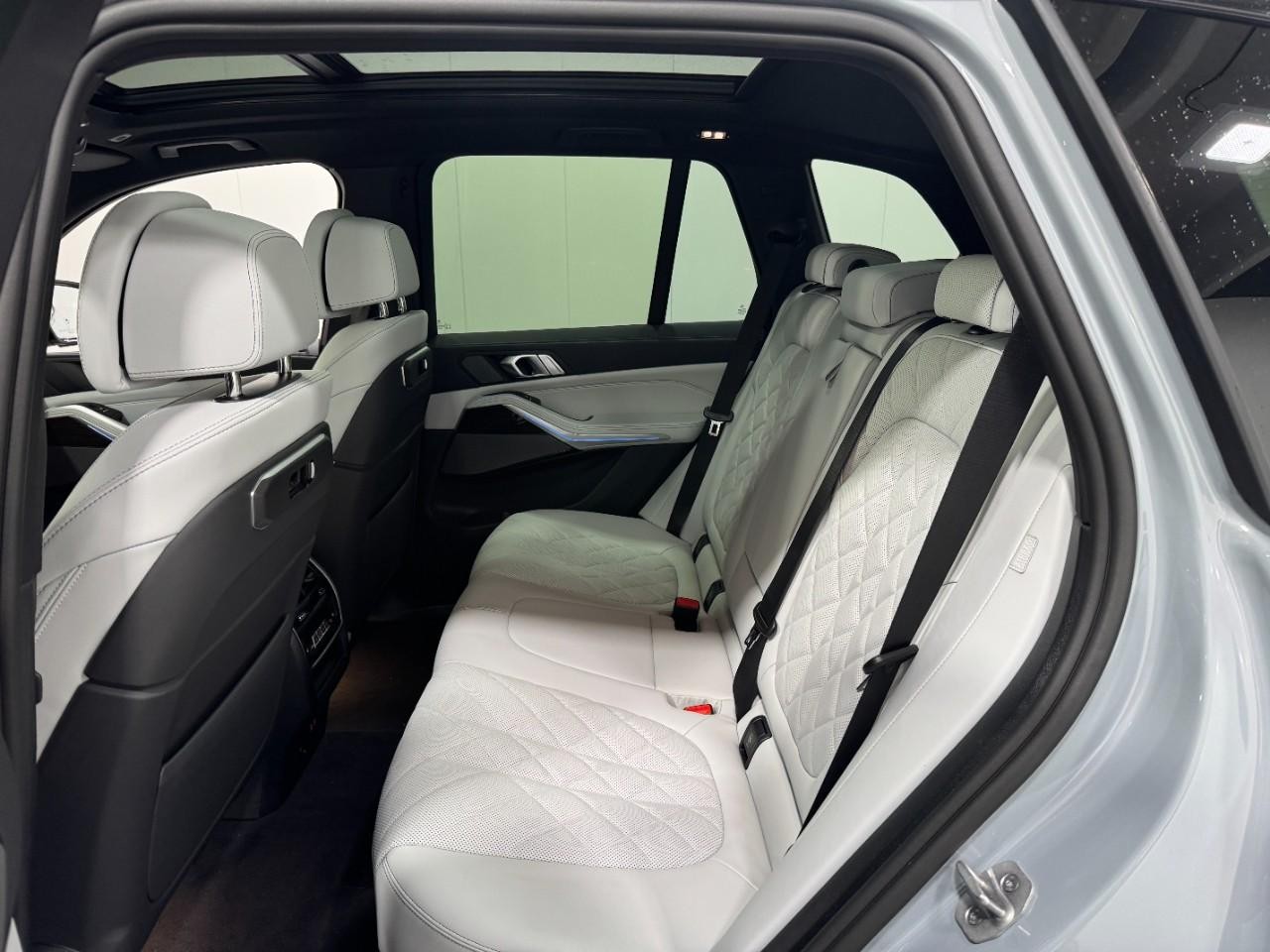 BMW X5 Vehicle Full-screen Gallery Image 8