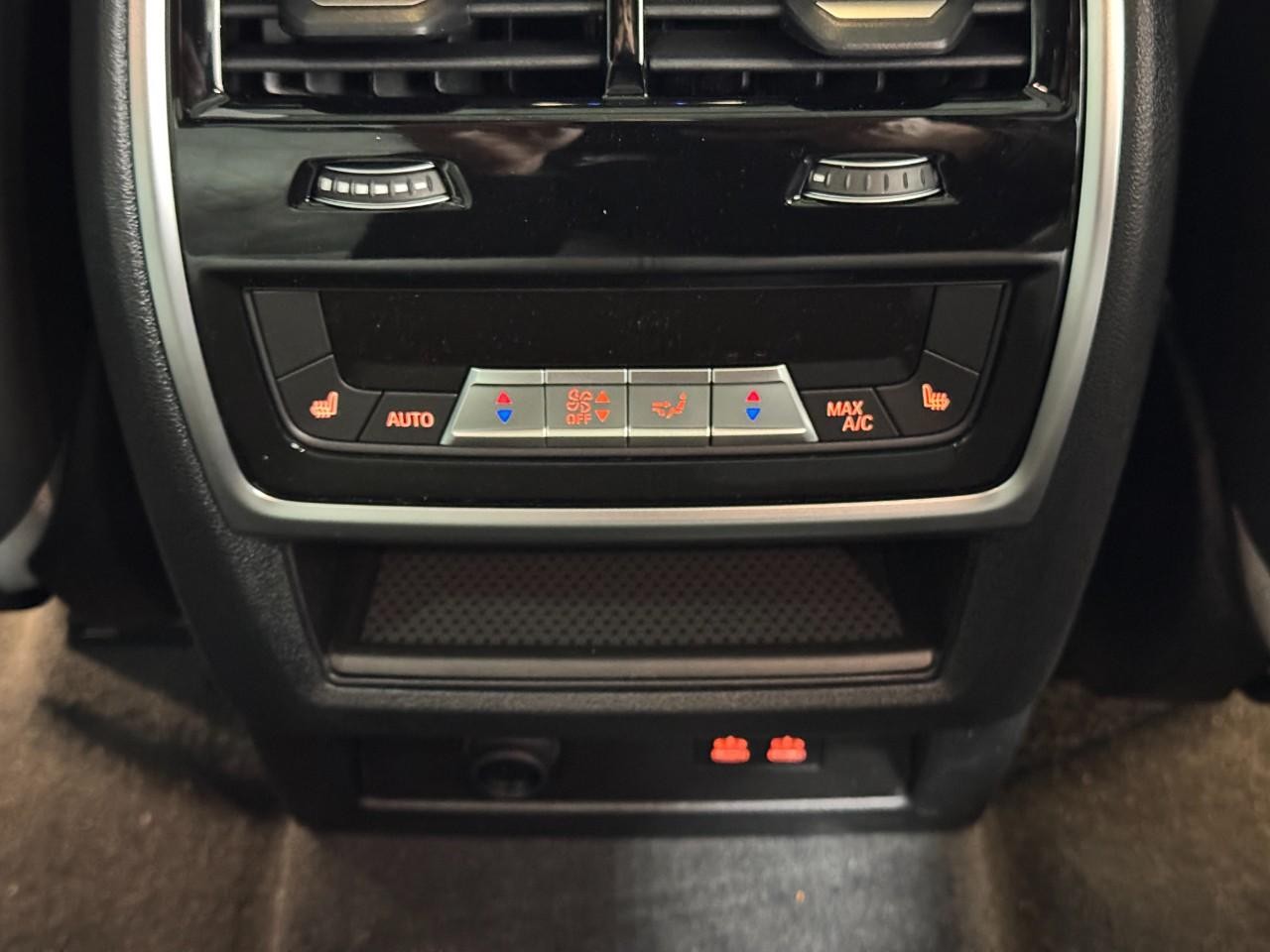 BMW X5 Vehicle Full-screen Gallery Image 11