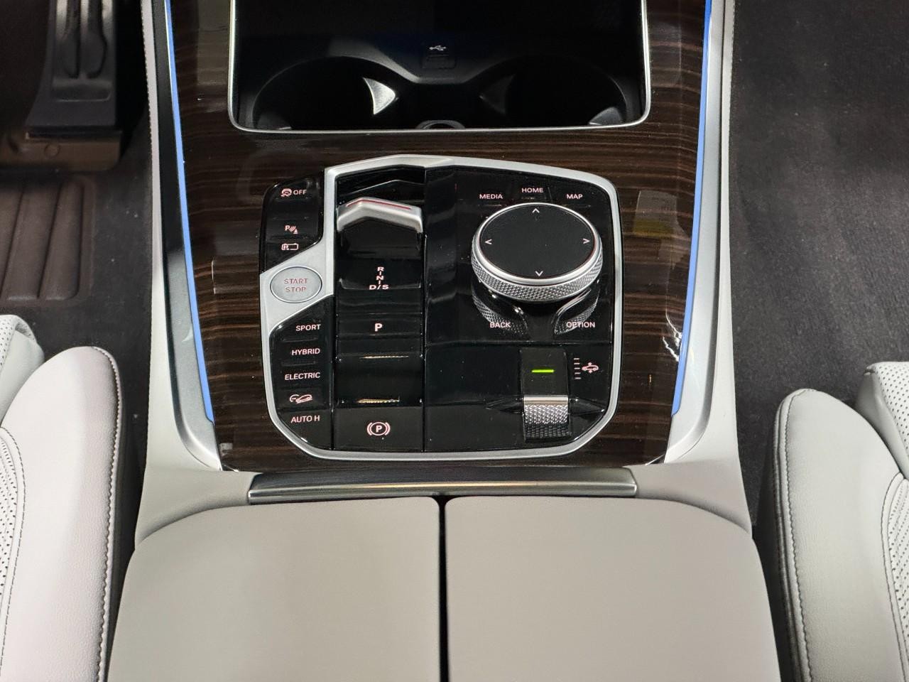 BMW X5 Vehicle Full-screen Gallery Image 16