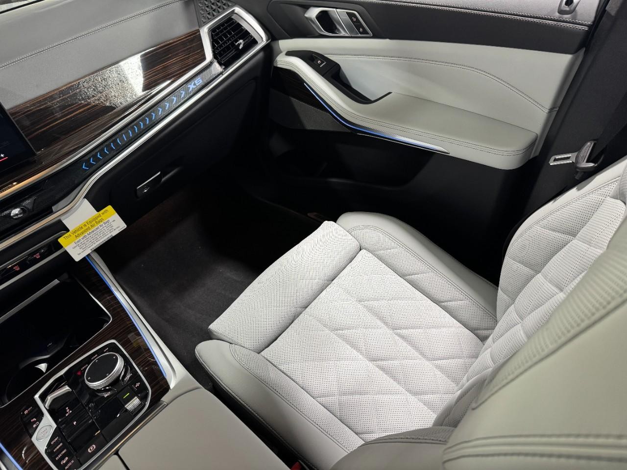BMW X5 Vehicle Full-screen Gallery Image 17