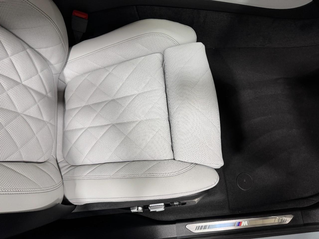 BMW X5 Vehicle Full-screen Gallery Image 19