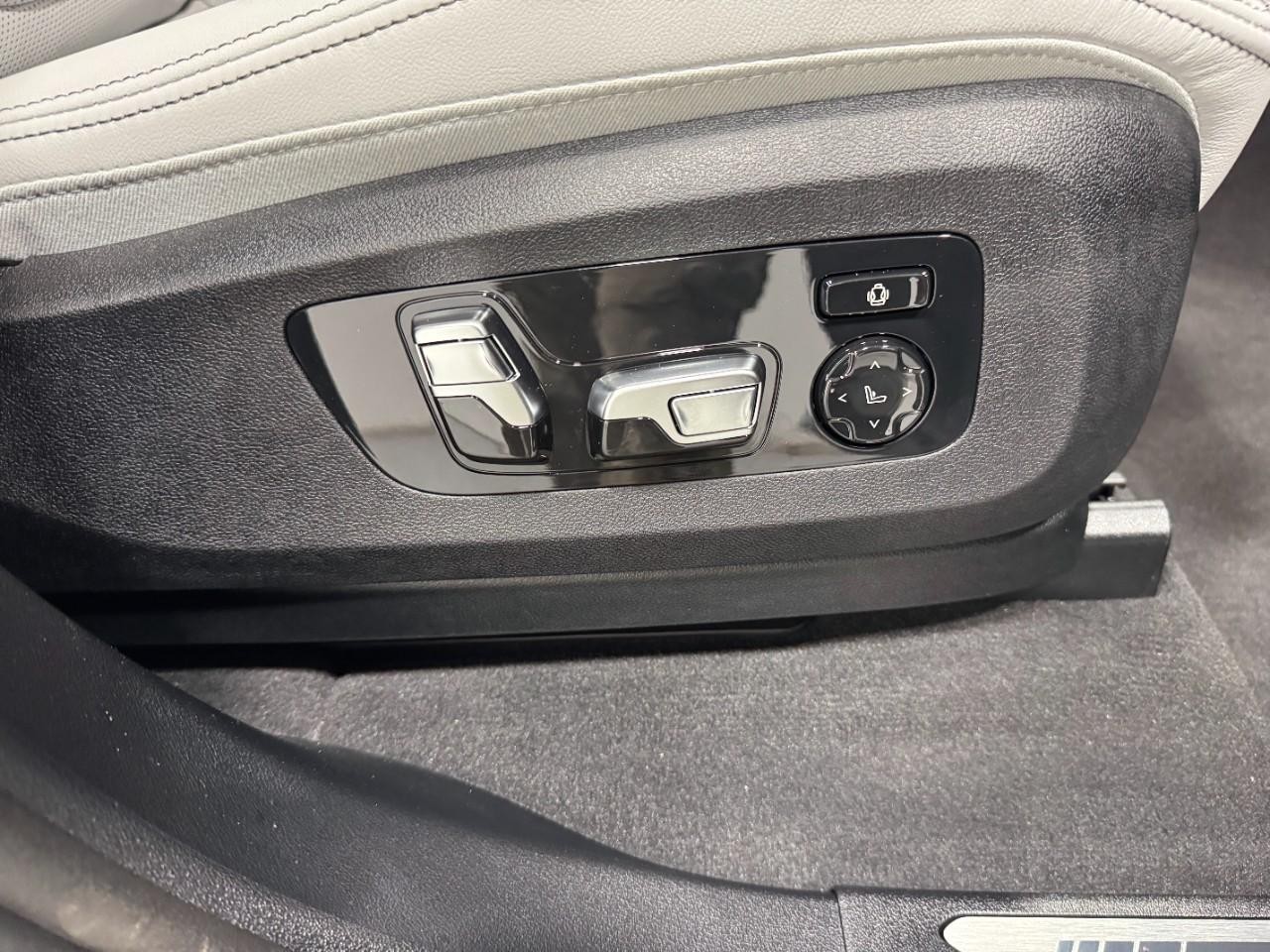 BMW X5 Vehicle Full-screen Gallery Image 20