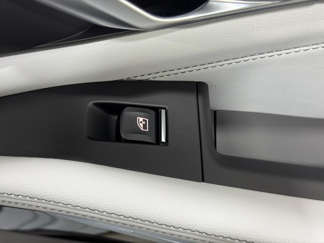 BMW X5 Vehicle Full-screen Gallery Image 22