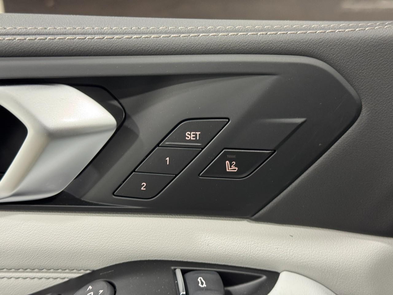 BMW X5 Vehicle Full-screen Gallery Image 24