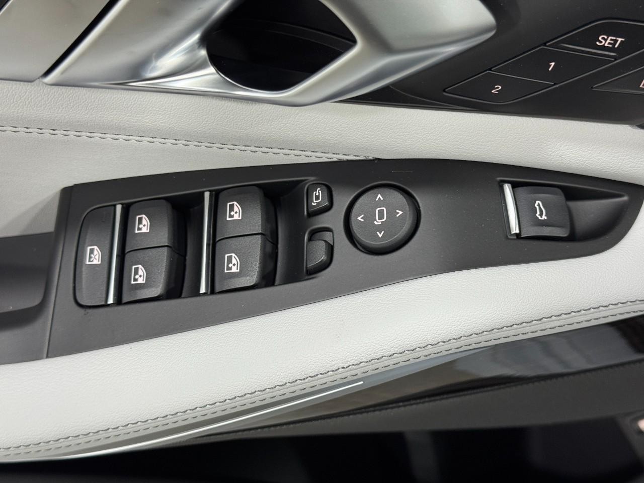 BMW X5 Vehicle Full-screen Gallery Image 26