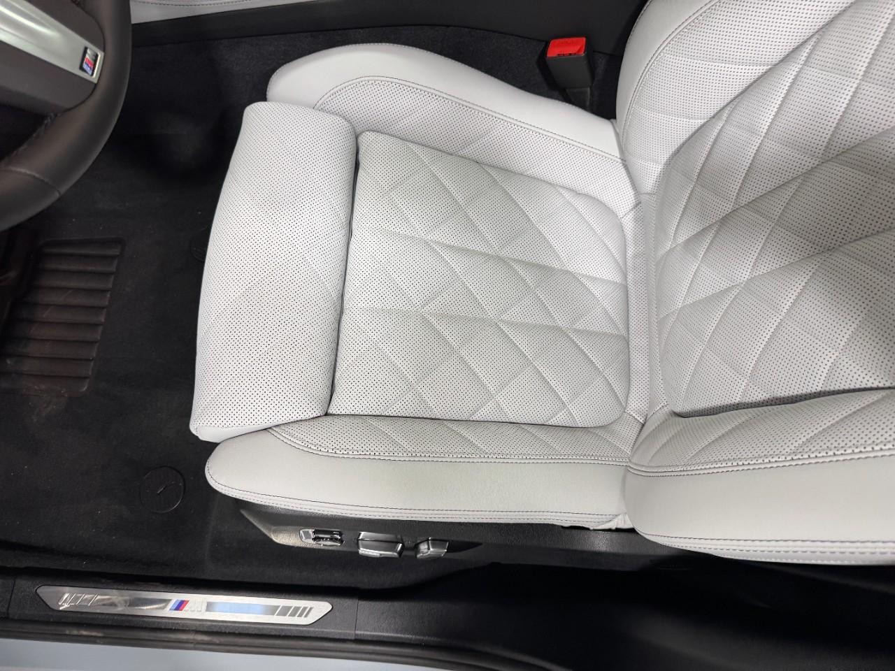 BMW X5 Vehicle Full-screen Gallery Image 29