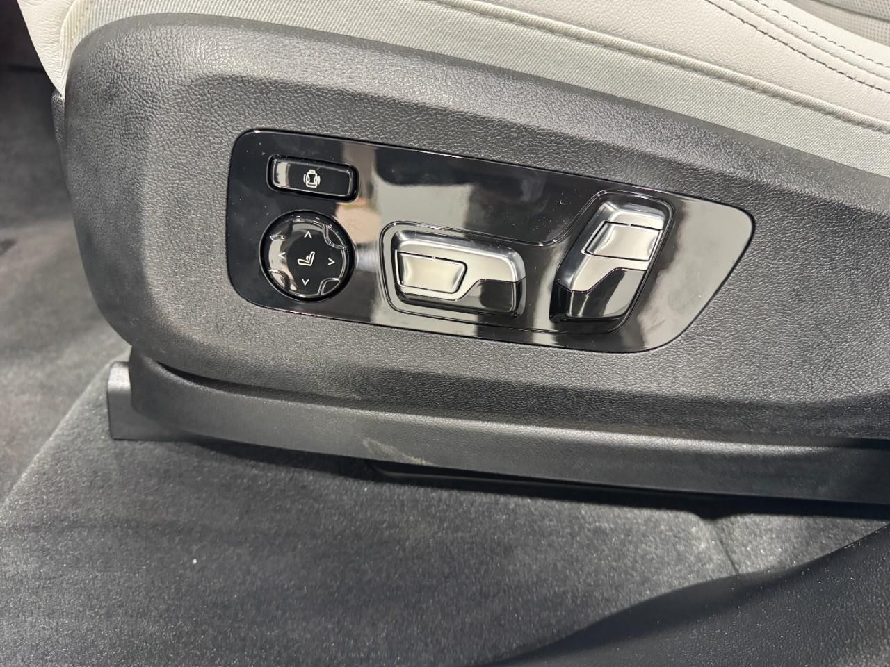 BMW X5 Vehicle Full-screen Gallery Image 30