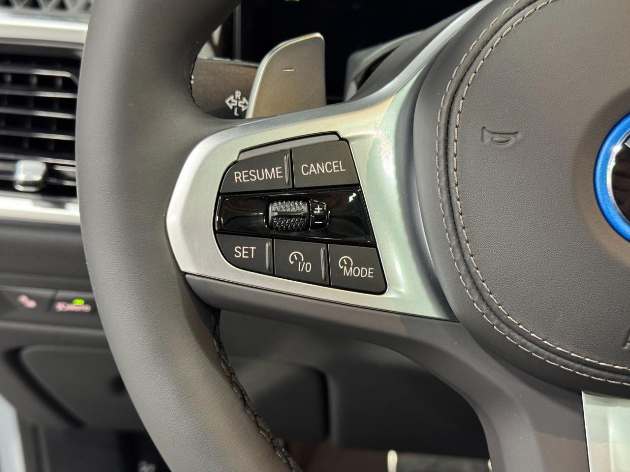 BMW X5 Vehicle Full-screen Gallery Image 32