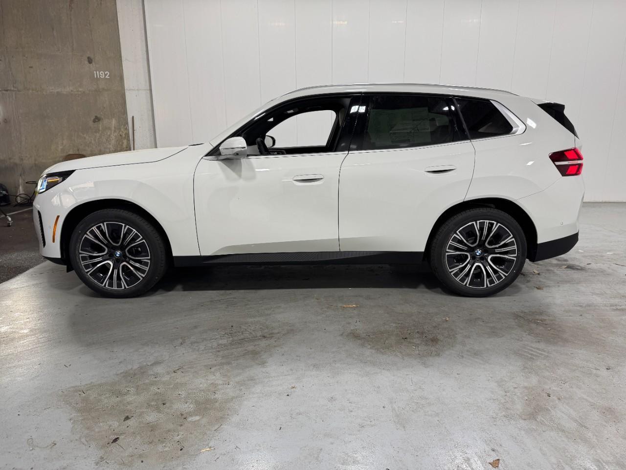 BMW X3 Vehicle Full-screen Gallery Image 2