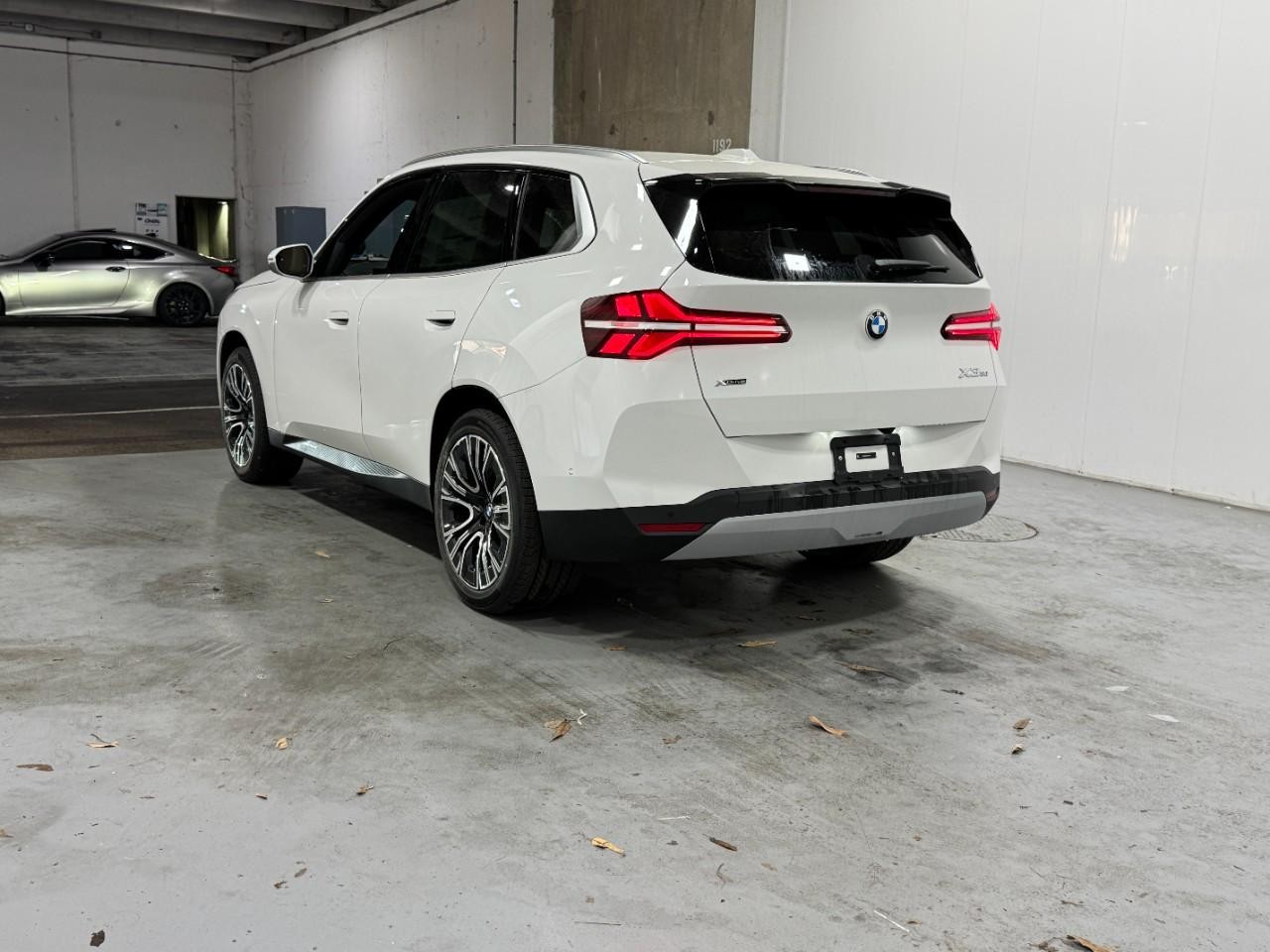 BMW X3 Vehicle Full-screen Gallery Image 3
