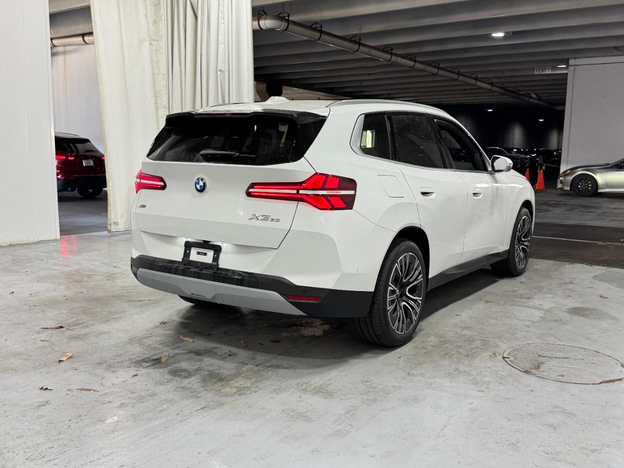 BMW X3 Vehicle Full-screen Gallery Image 4