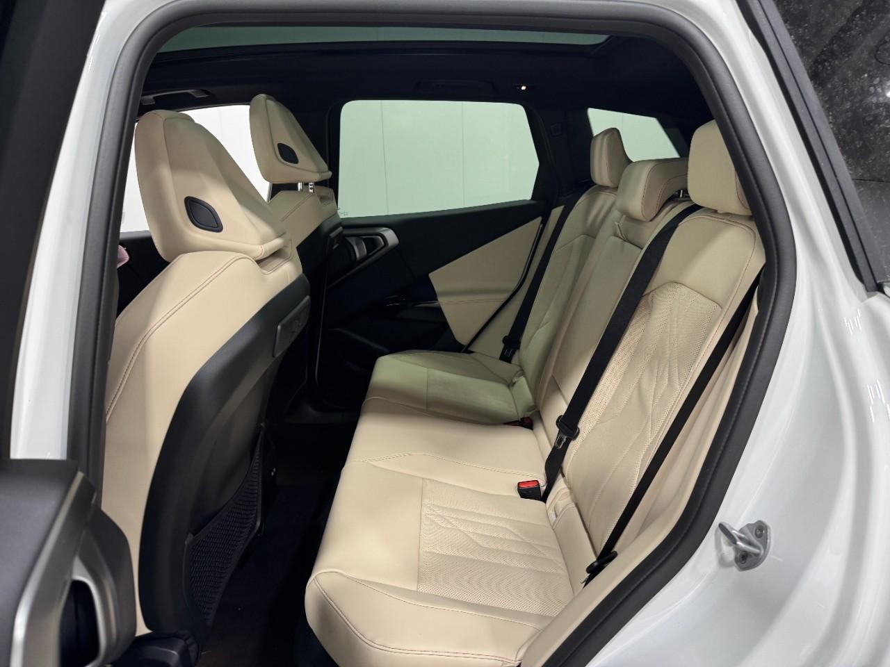 BMW X3 Vehicle Full-screen Gallery Image 8