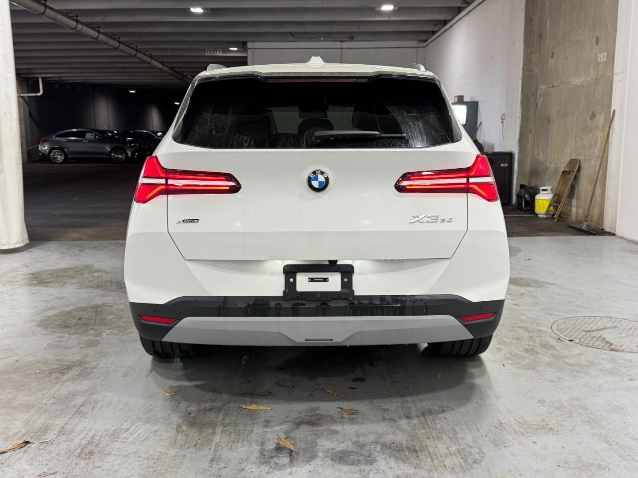 BMW X3 Vehicle Full-screen Gallery Image 9