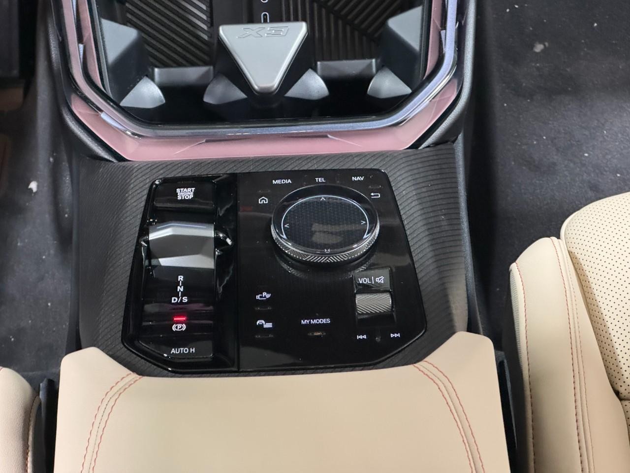 BMW X3 Vehicle Full-screen Gallery Image 15