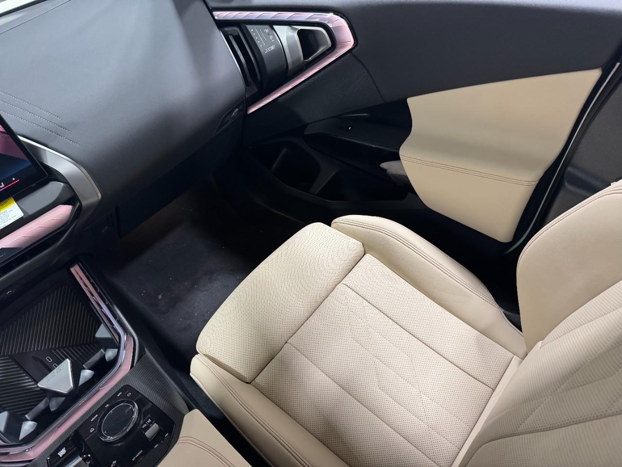 BMW X3 Vehicle Full-screen Gallery Image 16