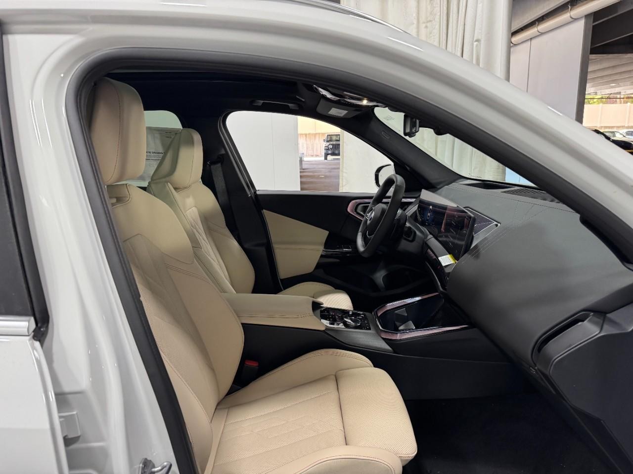 BMW X3 Vehicle Full-screen Gallery Image 17