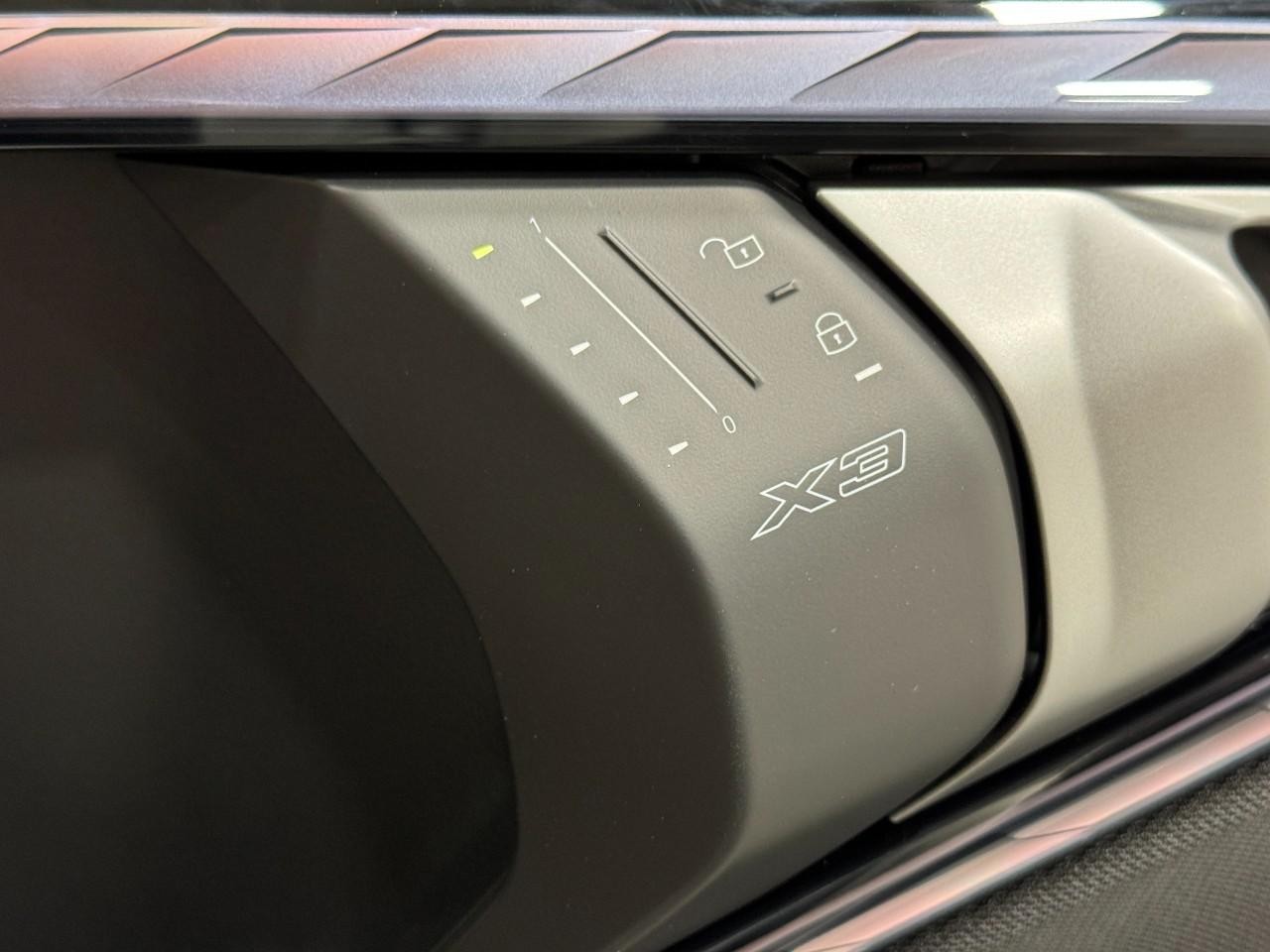 BMW X3 Vehicle Full-screen Gallery Image 20