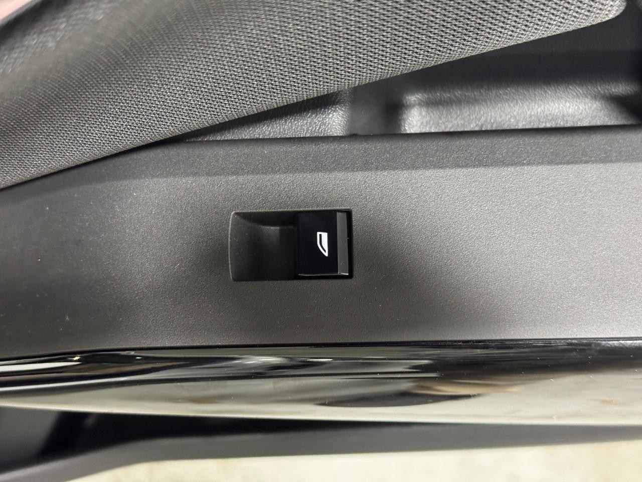 BMW X3 Vehicle Full-screen Gallery Image 21