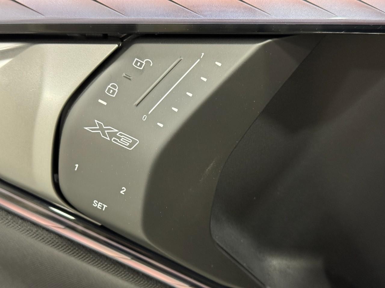 BMW X3 Vehicle Full-screen Gallery Image 22