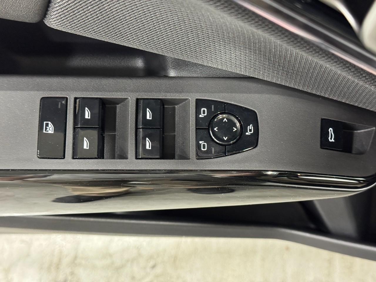 BMW X3 Vehicle Full-screen Gallery Image 23