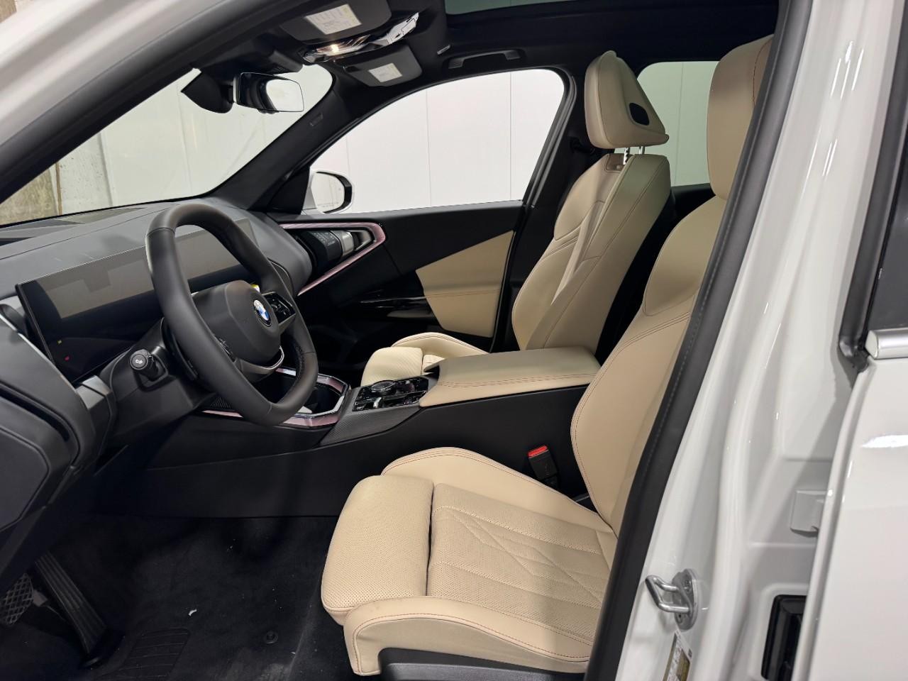 BMW X3 Vehicle Full-screen Gallery Image 24