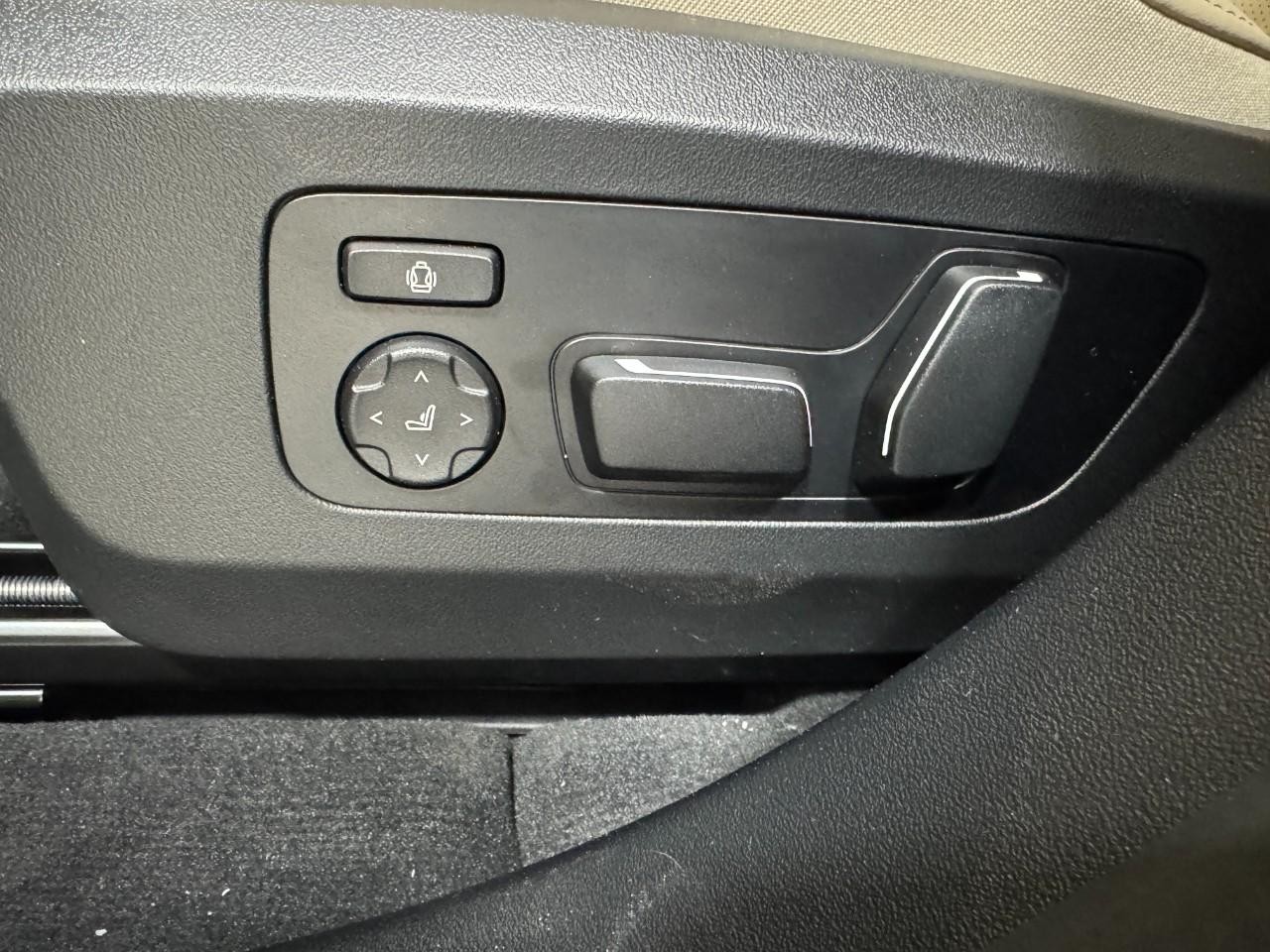 BMW X3 Vehicle Full-screen Gallery Image 26